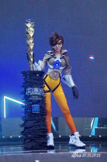 Tasha在《风暴英雄》春季全球冠军赛上表演