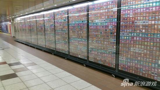 童年记忆展示墙 《游戏王》巨幅广告贴卡7千张