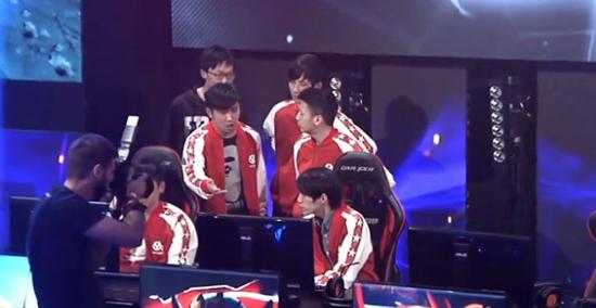 赛后教练激动的像个200斤的孩子一样