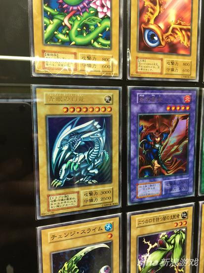 童年记忆展示墙 《游戏王》巨幅广告贴卡7千张