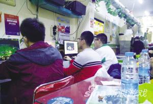 18日，几名学生午休时间在此打游戏一直到13时许