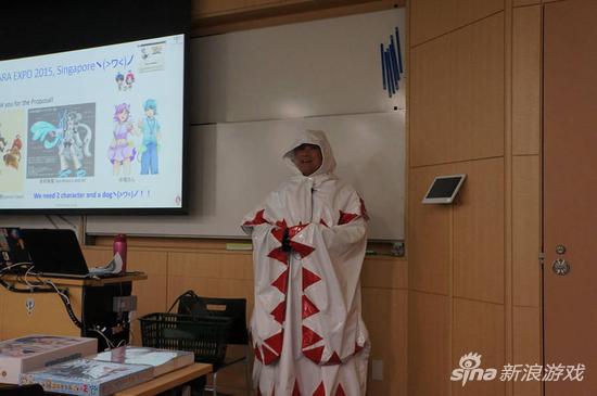 如果爱请深爱 日本“死宅”教授穿Cosplay装上课