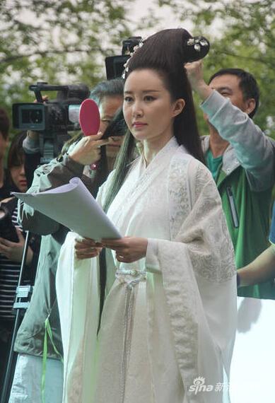 官博今日公布了原著中重量级角色九尾天狐小白的定妆照,其扮演者为