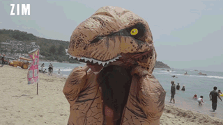 不，你别出来了，我进去……