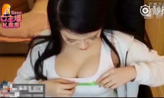 女主播大胆直播 当众验货量胸围