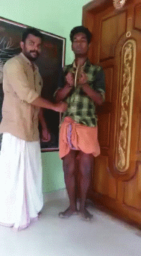 城隍庙有卖，十块一个，送2节电池