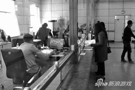 工作人员办公窗口玩电脑游戏