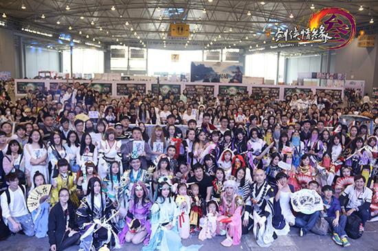 郭大侠与大家合影留念