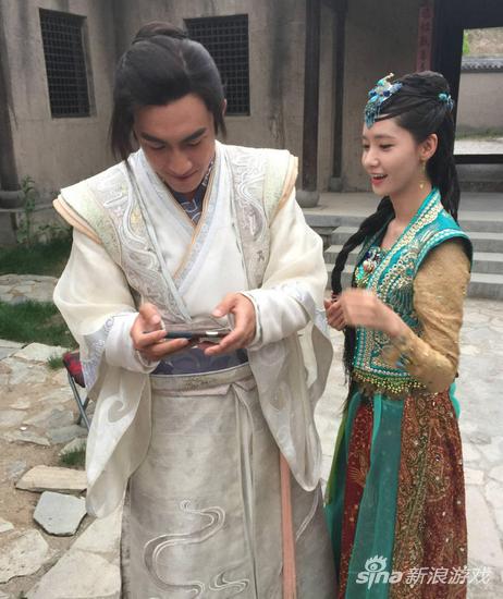 林更新拍戏间隙玩游戏遭允儿调戏