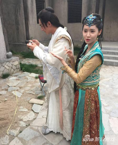 林更新拍戏间隙玩游戏遭允儿调戏