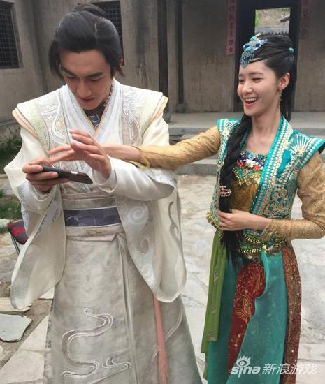 林更新拍戏间隙玩游戏遭允儿调戏