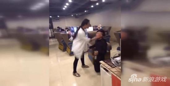 下跪都没用！ 男子网吧贪玩遭东北妻子掌掴脚踢