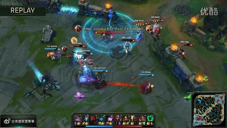 在敌方主力输出沙皇阵亡的情况下，无心闪现E进后排企图击杀卡莉斯塔，吃到虚弱后被波比壁咚秒杀，团战崩盘。