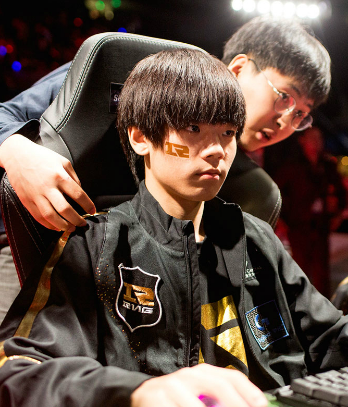 凭借深厚的英雄池加上凶狠的打法，无心成为了RNG的一把尖刀