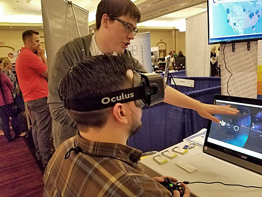 詹姆士在会场解说软件运作原理，希望更多医学界人士能够参与其中。