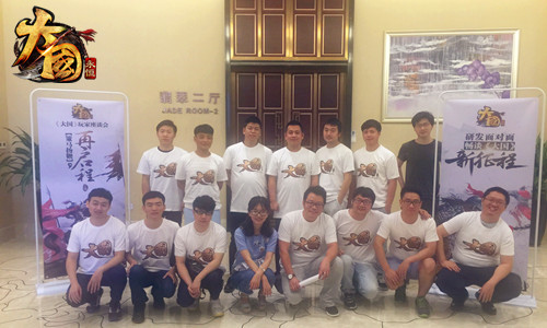 玩家与策划合影