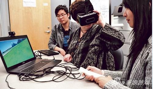 卢劻玮（左）及伍颖诗（右）调试Farmooo游戏，中间戴游戏目镜者是格罗马拉。