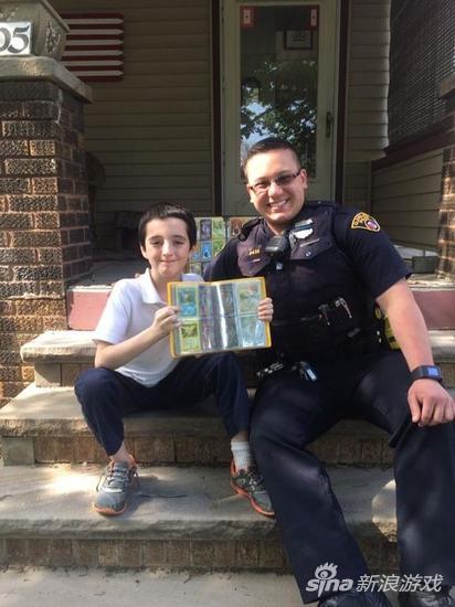 男孩精灵宝可梦卡片被抢 警官追回并送限量卡