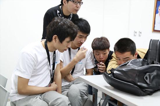 US和EP的选手们赛后凑在一起看比赛