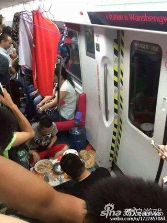 三名男子地铁上支桌子吃饭是炒作?