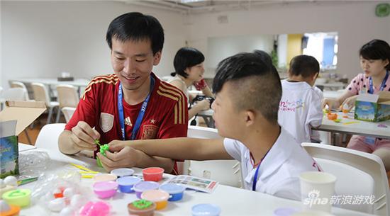 孩子们与志愿者一起创作粘土作品