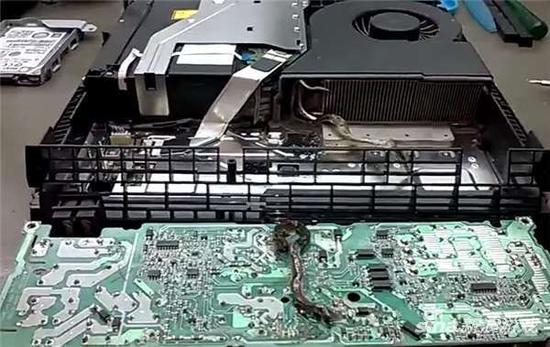 新买的PS4遭异物侵入传恶臭 拆开后竟发现干尸