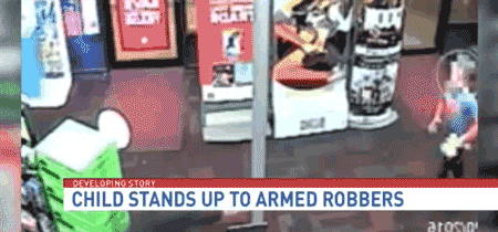 美国7岁男孩游戏店勇欧持枪劫匪