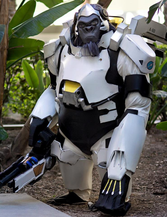 如果脱掉厚重的盔甲，你会发现这名coser的一个秘密