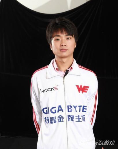 身穿WE战队队服的Sky 如今他是WE战队的经理人