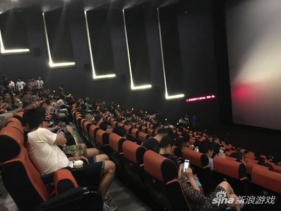 点映场座无虚席