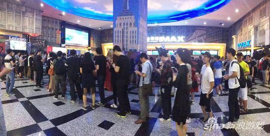 《魔兽》电影零点观众排队买票