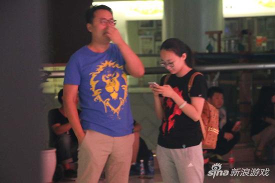 老爸带女儿来看了么……很温暖的画面。