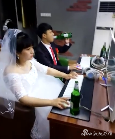 洞房夜不如开黑 新婚夫妇不脱婚纱直奔网吧LOL