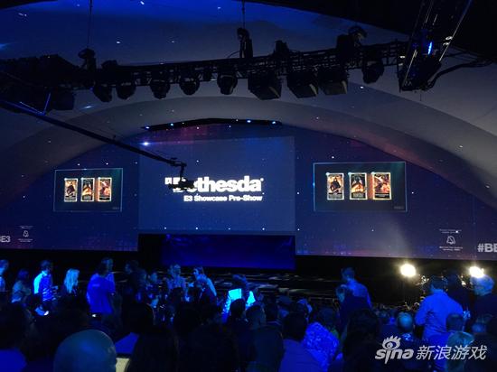 发布会的现场，场地非常大