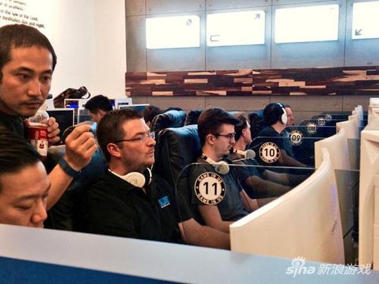 《守望先锋》制作团队现身网吧比赛 被中学生完虐