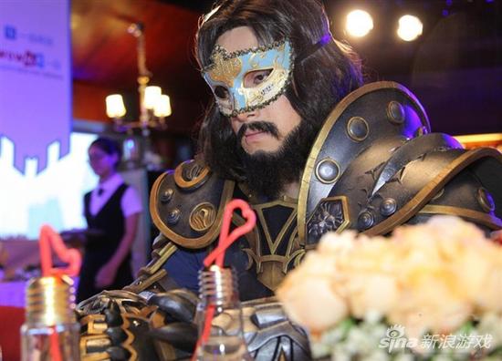 洛萨现身活动现场