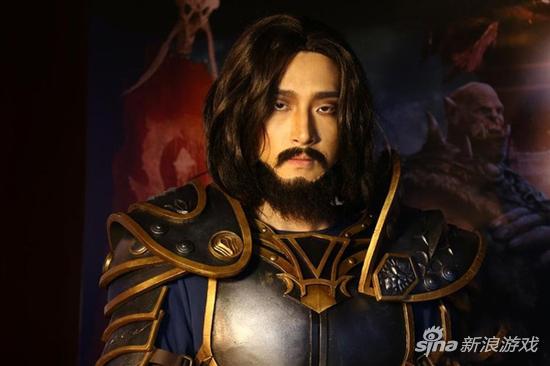 洛萨现身活动现场