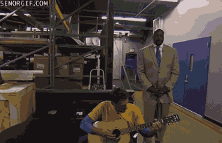 一动手3个音都不准这吉他你还弹，砸