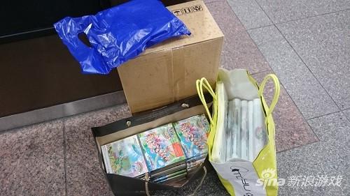 又是袋子又是箱子，扛回去也很不容易啊