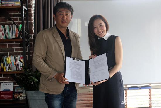 儒意影业总裁陈祉希与讲谈社金子羲雄合影