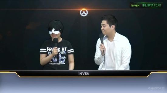 Gegury（左）在电视节目上亲自直播玩《守望先锋》。