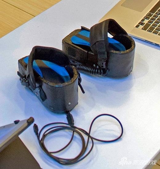 用脚控制的“手柄”