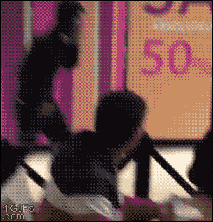 好尴尬啊，完了还要赔墙