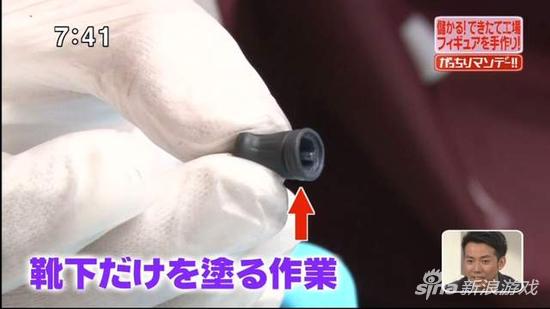 感觉这双靴子就是喷上黑色而已，很简单嘛！事实上……