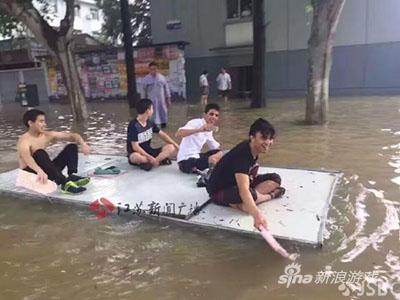 后面的三个人最好P掉，不然显得太浮夸