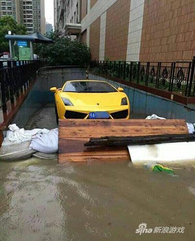 趁周围没人赶紧变形吧