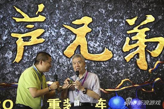 新老导演同台，互赠礼物