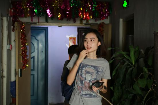 大拿下楼接马克·雷萌时，四顾的样子被马克·雷萌拍到