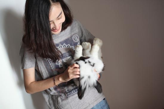 家中的兔兔趁机会偷偷溜了出来，被大拿一把抓住