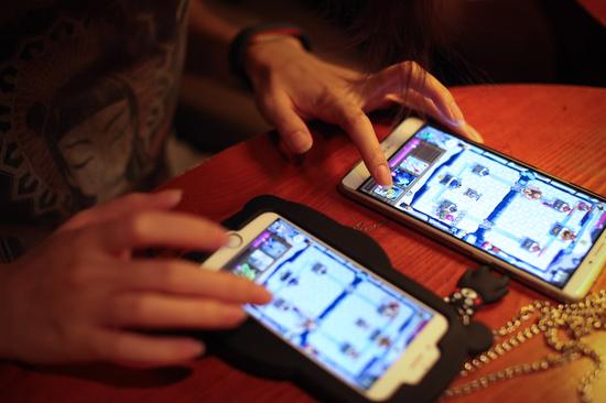 大拿在用小宇和自己的手机“左右互搏”提升水平